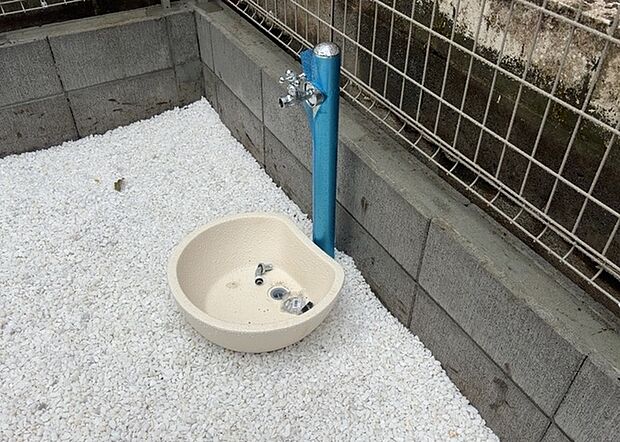 【外水栓】外水栓は、庭の水やりや洗車など、様々な用途に使える便利な設備です。ホースがしっかりと接続できるもの、水圧が安定しているものなど、使い勝手の良いものを選びましょう。また、凍結防止機能が付いているものなら、冬場でも安心して使用できます。