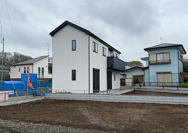 【前面道路含む現地写真_2】お持ちの車種によっては前面道路が広い方が便利でしょう。しかし、前面道路が広ければその分交通量が多くなるため、騒音などが気になる場合があります。実際に現地を見学し、周辺交通量や騒音などを確認しましょう!