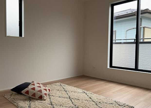 【洋室】洋室のメリットは重い家具が置きやすく、身の回りが整理しやすいことです。 床がフローリングのため畳とは異なり凹みにくいです。 クローゼットなど収納が豊富で、普段使わない旅行カバンや服の整頓も簡単にです。