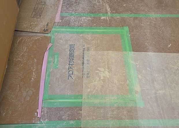 【キッチン床下収納】キッチン床下収納は、調理器具や食器などをスッキリと収納できる便利なスペースです。収納量が多いもの、引き出しがスムーズに開閉するものなど、使い勝手の良いものを選ぶことが大切です。また、湿気がこもりやすい場所なので、通気性の良いものを選ぶこともおすすめです。