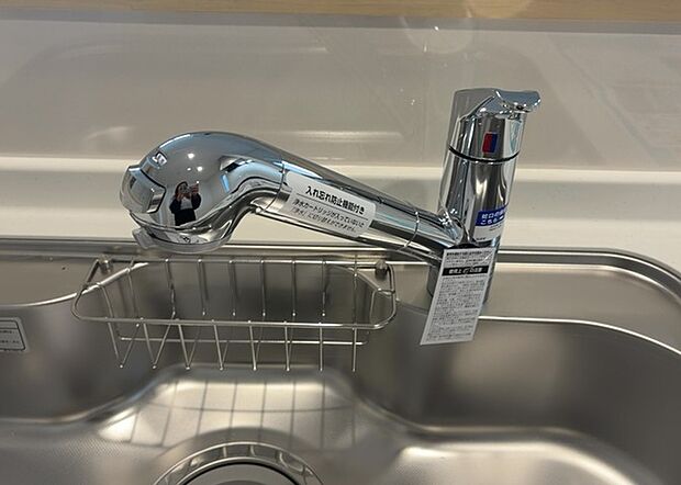 【キッチン水栓】キッチン水栓は、毎日必ず使うものだからこそ、使いやすさが重要です。シャワーヘッドの切り替えがスムーズか、吐水量が調節できるか、水しぶきが飛び散りにくい構造か、浄水機能が付いているかなど、日々の家事を快適にするための機能が数多くあります。また、デザインも多種多様なので、キッチン全体の雰囲気に合わせたものを選ぶことができます。