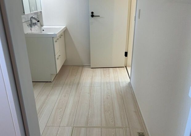 【脱衣場】多くの戸建て住宅で見かける洗面脱衣所は、洗面台と洗濯機が2畳ほどのスペースに並べられていて、洗面所が脱衣所を兼ね備えている間取りが一般的です。お客様が利用することもある、パブリックな空間でもあります。