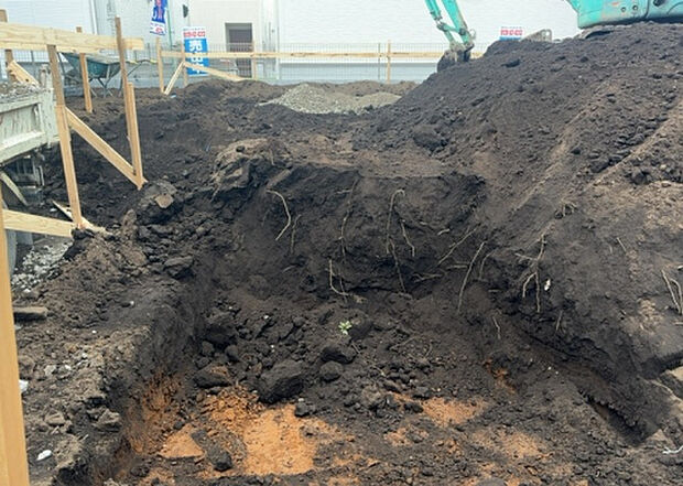 【玄関_2】玄関は、狭すぎると複数人で使いにくく、広すぎても無駄な空間になりがちです。最低2畳を目安にして、家の広さとの兼ね合いや家族の人数を考慮して決めるとよいでしょう。現地を見学して快適な玄関を選びましょう！