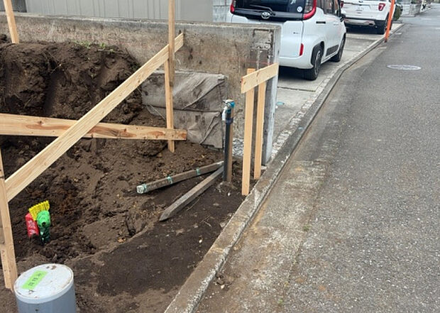 【その他設備】敷地内には、散水栓や立水栓があります。水道水を直接利用できるため、水を運ぶ手間を省くことが出来ます。大量の水を必要とする洗車作業や清掃などに役立ちます。その他設備とあわせて、現地でご確認ください。