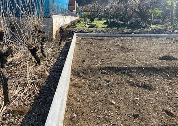 【庭_2】庭のある家に住むことのメリットとして、子どもたちの遊び場を確保できること、ガーデニングや家庭菜園を楽しめること、明るさを確保できることがあります。また、配置を工夫することでプライバシーが確保できます。