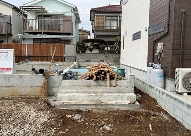 【構造・工法・仕様_2】ベタ基礎とは、柱の位置に関係なく全体に基礎がある事を指し、面積が大きい分建物の重さを全体に分散できます。また、地面からの湿気や害虫を遮断でき、木造住宅で心配されるシロアリ被害を防ぐ効果も期待できます。