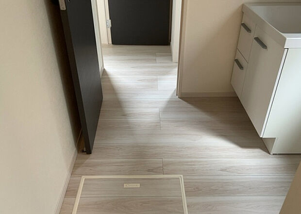 【脱衣場】多くの戸建て住宅で見かける洗面脱衣所は、洗面台と洗濯機が2畳ほどのスペースに並べられていて、洗面所が脱衣所を兼ね備えている間取りが一般的です。お客様が利用することもある、パブリックな空間でもあります。