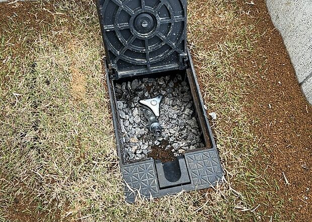 【外水栓】外水栓は、庭の水やりや洗車など、様々な用途に使える便利な設備です。ホースがしっかりと接続できるもの、水圧が安定しているものなど、使い勝手の良いものを選びましょう。また、凍結防止機能が付いているものなら、冬場でも安心して使用できます。