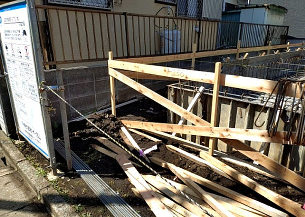 【庭_2】庭のある家に住むことのメリットとして、子どもたちの遊び場を確保できること、ガーデニングや家庭菜園を楽しめること、明るさを確保できることがあります。また、配置を工夫することでプライバシーが確保できます。