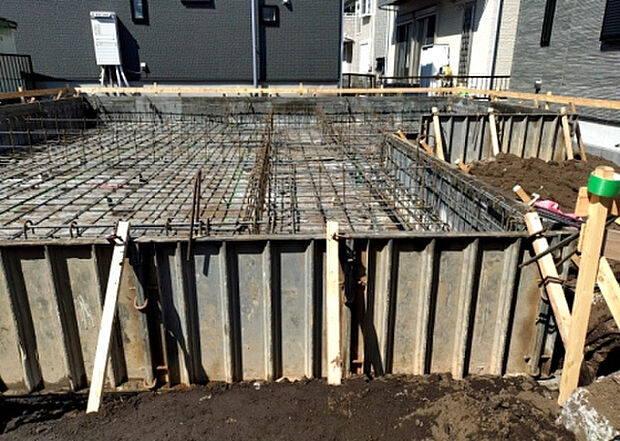 【玄関】玄関は家の顔でもあり、家族以外の目にも止まる場所です。玄関は外との間を仕切る扉、靴などをしまっておく収納スペース、靴脱ぎのたたきスペース、来客とのやり取りをするドアホンなど複数のアイテムからなります。