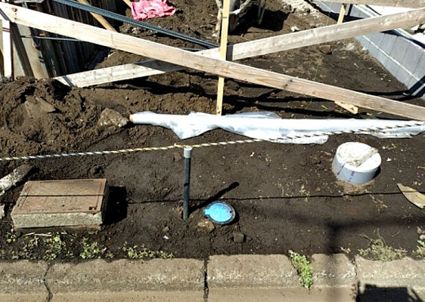 【その他設備】敷地内には、散水栓や立水栓があります。水道水を直接利用できるため、水を運ぶ手間を省くことが出来ます。大量の水を必要とする洗車作業や清掃などに役立ちます。その他設備とあわせて、現地でご確認ください。