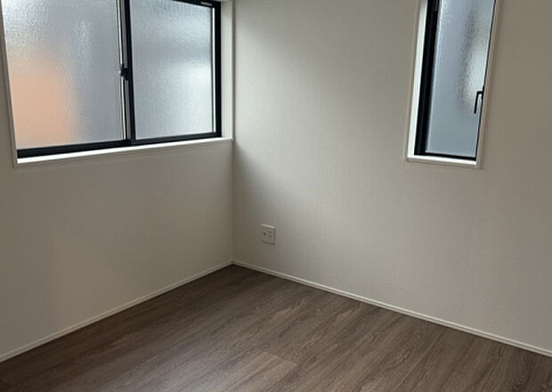 【洋室】洋室のメリットは重い家具が置きやすく、身の回りが整理しやすいことです。 床がフローリングのため畳とは異なり凹みにくいです。 クローゼットなど収納が豊富で、普段使わない旅行カバンや服の整頓も簡単にです。