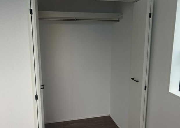 【ウォークインクローゼット】ウォークインクローゼットがあれば、クローゼット内でコーディネートが完成できますし、季節の変わり目に行う衣替えの手間も省けます。また、スーツケースなど大きいものもしまうことができ使い勝手がよいです。