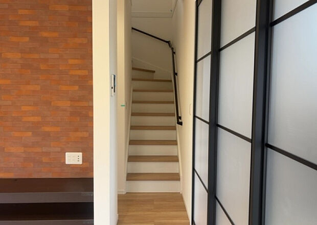 【内装】建物の上下階の通路である階段は、その位置によって動線や室内の印象が大きく左右されます。手摺にも重要な役割があり、転倒の防止・歩行や動作を円滑にして日常生活を支えることを主な目的として設置されています。