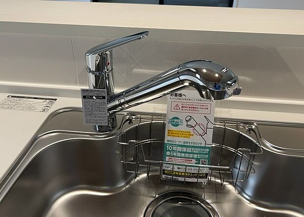 【キッチン水栓】キッチン水栓は、毎日必ず使うものだからこそ、使いやすさが重要です。シャワーヘッドの切り替えがスムーズか、吐水量が調節できるか、水しぶきが飛び散りにくい構造か、浄水機能が付いているかなど、日々の家事を快適にするための機能が数多くあります。また、デザインも多種多様なので、キッチン全体の雰囲気に合わせたものを選ぶことができます。