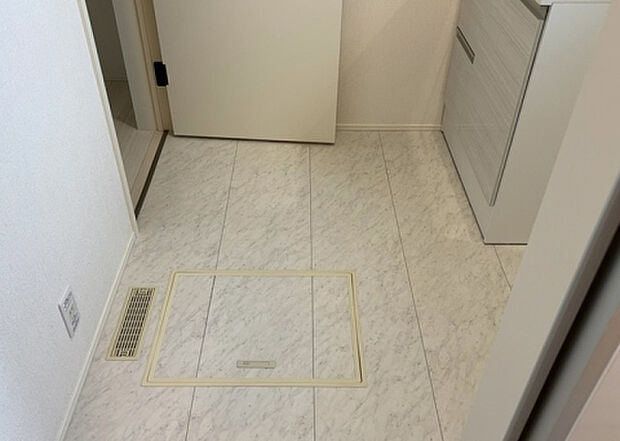 【脱衣場】多くの戸建て住宅で見かける洗面脱衣所は、洗面台と洗濯機が2畳ほどのスペースに並べられていて、洗面所が脱衣所を兼ね備えている間取りが一般的です。お客様が利用することもある、パブリックな空間でもあります。