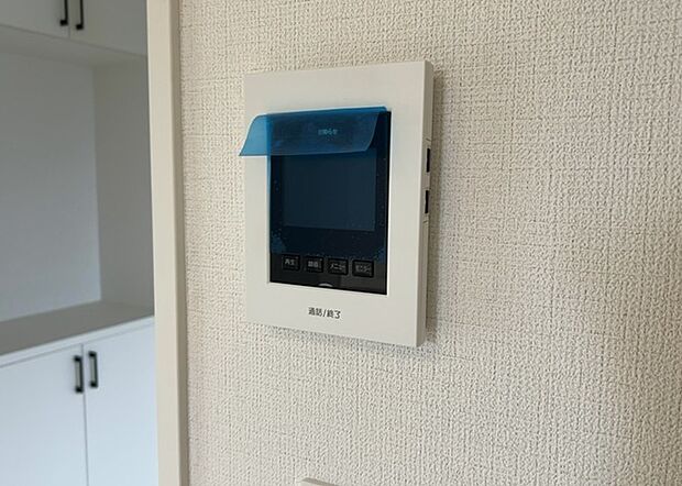 【TVモニター付きインターホン】TVモニター付きインターホンは、来訪者の顔を確認できるだけでなく、音声でやり取りすることもできるため、セキュリティ面で安心できる設備です。モニター画面が大きく見やすいもの、夜間でも来訪者をしっかりと確認できるものなど、機能性を重視したいところです。