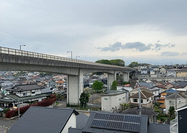 【物件からの展望】眺望を気にして物件を探す場合、前面に建物が建っていないか現地で確認しましょう!前面に建物があると景色はもちろん、日当たりや風通しにも影響が出てきます。住んだ時のことを想像しながら現地見学をしましょう。