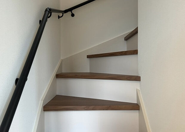 【内装】建物の上下階の通路である階段は、その位置によって動線や室内の印象が大きく左右されます。手摺にも重要な役割があり、転倒の防止・歩行や動作を円滑にして日常生活を支えることを主な目的として設置されています。