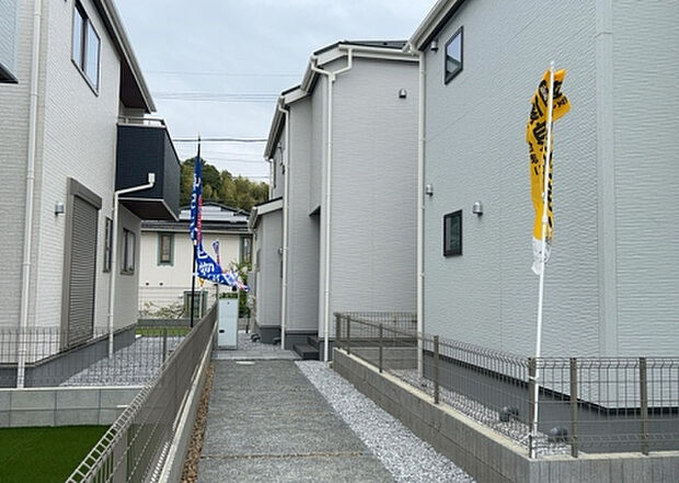【前面道路含む現地写真_2】お持ちの車種によっては前面道路が広い方が便利でしょう。しかし、前面道路が広ければその分交通量が多くなるため、騒音などが気になる場合があります。実際に現地を見学し、周辺交通量や騒音などを確認しましょう!
