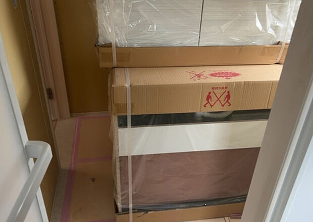 【脱衣場】多くの戸建て住宅で見かける洗面脱衣所は、洗面台と洗濯機が2畳ほどのスペースに並べられていて、洗面所が脱衣所を兼ね備えている間取りが一般的です。お客様が利用することもある、パブリックな空間でもあります。