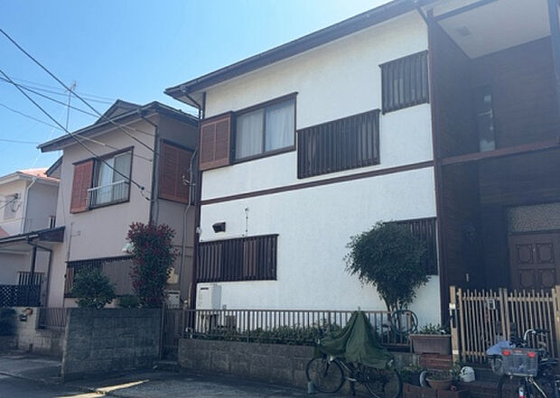 【外観_3】現地に行くなら、物件の周囲の地形がどうなっているかを見ることも大切です。周辺より低くなっている土地では、大雨などで水が集まりやすいため、地盤が弱くなっているということも考えられるため、注意が必要です。