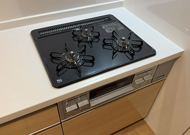 【キッチンコンロ】キッチンコンロは、料理の質を大きく左右する重要な設備です。火力調整のしやすさ、グリル機能の有無、安全装置の充実度など、選ぶポイントがたくさんあります。特に、IHクッキングヒーターは、お手入れのしやすさや安全性が高く、近年人気が高まっています。