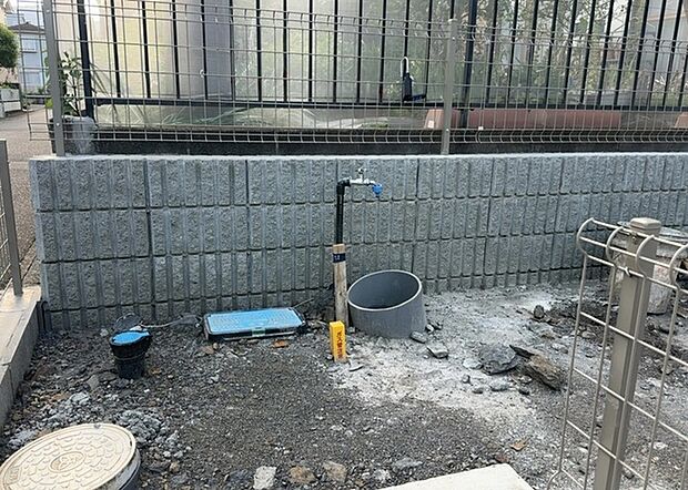 【外水栓】外水栓は、庭の水やりや洗車など、様々な用途に使える便利な設備です。ホースがしっかりと接続できるもの、水圧が安定しているものなど、使い勝手の良いものを選びましょう。また、凍結防止機能が付いているものなら、冬場でも安心して使用できます。