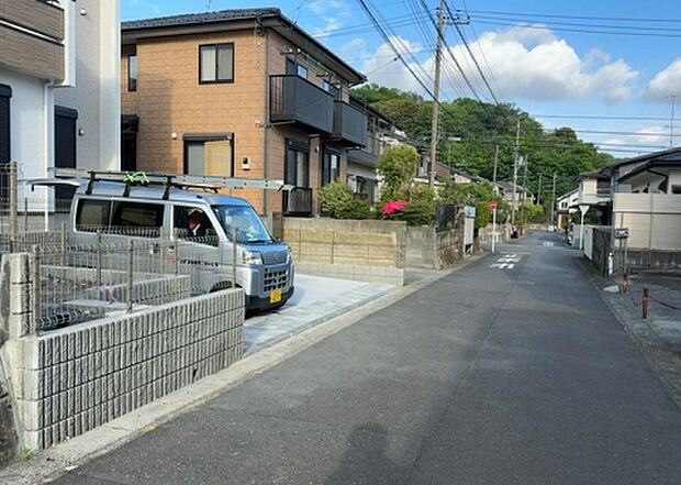 【前面道路含む現地写真_2】お持ちの車種によっては前面道路が広い方が便利でしょう。しかし、前面道路が広ければその分交通量が多くなるため、騒音などが気になる場合があります。実際に現地を見学し、周辺交通量や騒音などを確認しましょう!