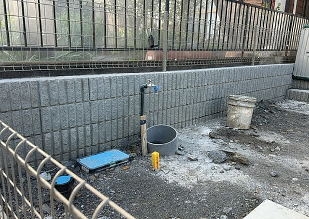【その他設備】敷地内には、散水栓や立水栓があります。水道水を直接利用できるため、水を運ぶ手間を省くことが出来ます。大量の水を必要とする洗車作業や清掃などに役立ちます。その他設備とあわせて、現地でご確認ください。