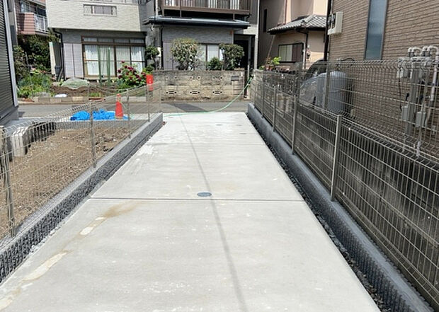 【駐車場】駐車場と明記されていても、最小スペースでつくられた駐車場だと大型車は駐車できなかったり、出入りしにくくなったりする可能性があります。お車のサイズと購入したい物件の駐車場のサイズを現地で確認しましょう。