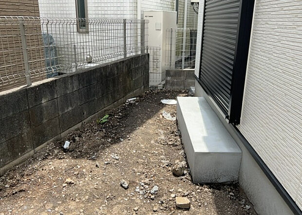 【庭】庭があることでガーデニングや家庭菜園はもちろん、こどもの遊び場やペットを放して遊ぶことができます。また、家の周囲に余裕があるということです。隣地との間があれば、十分な日当たりと、風通しが確保できます。