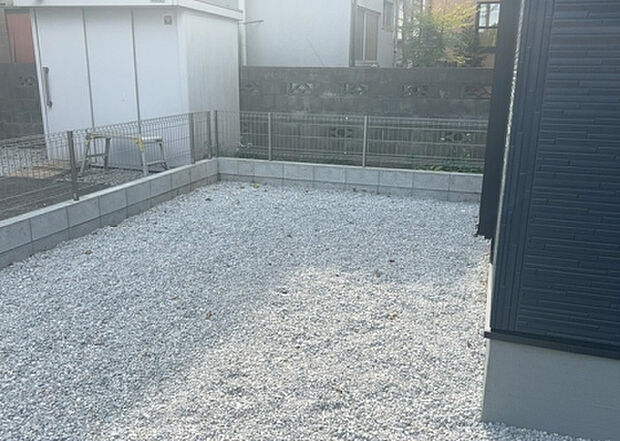 【庭】庭があることでガーデニングや家庭菜園はもちろん、こどもの遊び場やペットを放して遊ぶことができます。また、家の周囲に余裕があるということです。隣地との間があれば、十分な日当たりと、風通しが確保できます。