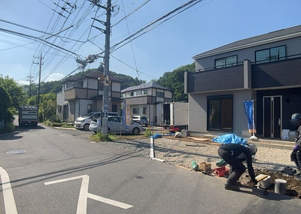 【前面道路含む現地写真_2】お持ちの車種によっては前面道路が広い方が便利でしょう。しかし、前面道路が広ければその分交通量が多くなるため、騒音などが気になる場合があります。実際に現地を見学し、周辺交通量や騒音などを確認しましょう!
