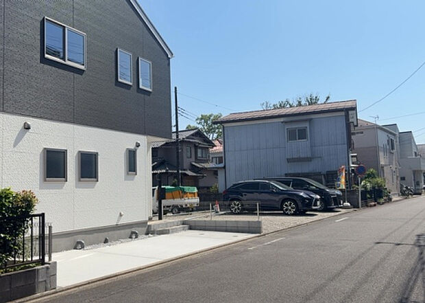 【前面道路含む現地写真_2】お持ちの車種によっては前面道路が広い方が便利でしょう。しかし、前面道路が広ければその分交通量が多くなるため、騒音などが気になる場合があります。実際に現地を見学し、周辺交通量や騒音などを確認しましょう!