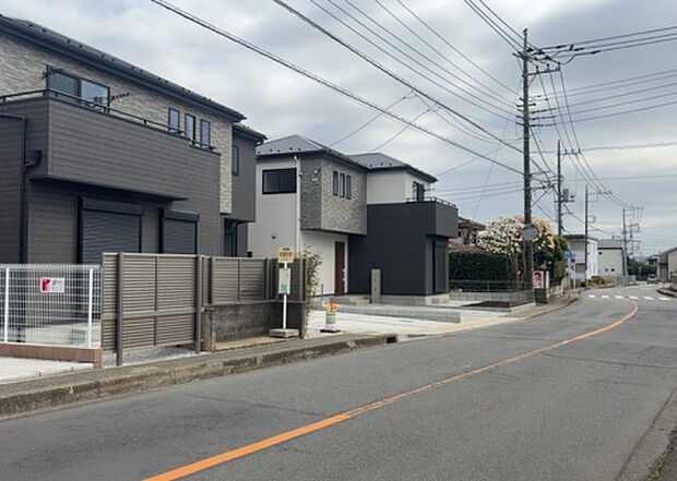 【前面道路含む現地写真_2】お持ちの車種によっては前面道路が広い方が便利でしょう。しかし、前面道路が広ければその分交通量が多くなるため、騒音などが気になる場合があります。実際に現地を見学し、周辺交通量や騒音などを確認しましょう!