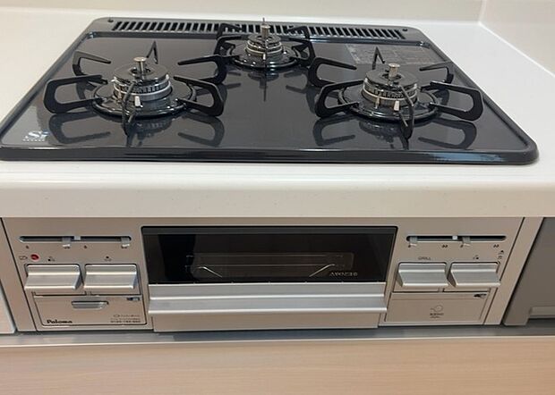 【キッチンコンロ】キッチンコンロは、料理の質を大きく左右する重要な設備です。火力調整のしやすさ、グリル機能の有無、安全装置の充実度など、選ぶポイントがたくさんあります。特に、IHクッキングヒーターは、お手入れのしやすさや安全性が高く、近年人気が高まっています。