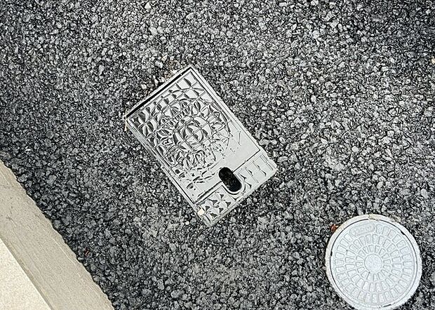 【外水栓】外水栓は、庭の水やりや洗車など、様々な用途に使える便利な設備です。ホースがしっかりと接続できるもの、水圧が安定しているものなど、使い勝手の良いものを選びましょう。また、凍結防止機能が付いているものなら、冬場でも安心して使用できます。