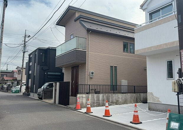 【前面道路含む現地写真_2】お持ちの車種によっては前面道路が広い方が便利でしょう。しかし、前面道路が広ければその分交通量が多くなるため、騒音などが気になる場合があります。実際に現地を見学し、周辺交通量や騒音などを確認しましょう!
