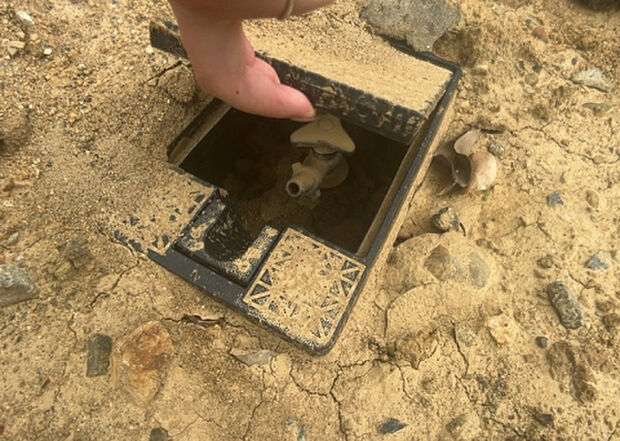 【その他設備】敷地内には、散水栓や立水栓があります。水道水を直接利用できるため、水を運ぶ手間を省くことが出来ます。大量の水を必要とする洗車作業や清掃などに役立ちます。その他設備とあわせて、現地でご確認ください。