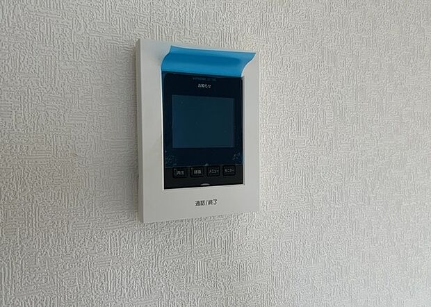 【TVモニター付きインターホン】TVモニター付きインターホンは、来訪者の顔を確認できるだけでなく、音声でやり取りすることもできるため、セキュリティ面で安心できる設備です。モニター画面が大きく見やすいもの、夜間でも来訪者をしっかりと確認できるものなど、機能性を重視したいところです。