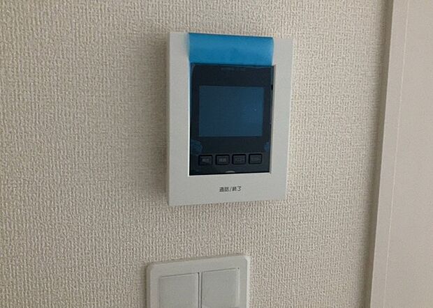 【TVモニター付きインターホン】TVモニター付きインターホンは、来訪者の顔を確認できるだけでなく、音声でやり取りすることもできるため、セキュリティ面で安心できる設備です。モニター画面が大きく見やすいもの、夜間でも来訪者をしっかりと確認できるものなど、機能性を重視したいところです。