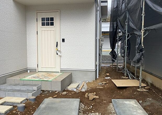 【外水栓】外水栓は、庭の水やりや洗車など、様々な用途に使える便利な設備です。ホースがしっかりと接続できるもの、水圧が安定しているものなど、使い勝手の良いものを選びましょう。また、凍結防止機能が付いているものなら、冬場でも安心して使用できます。