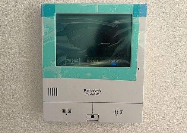 【TVモニター付きインターホン】TVモニター付きインターホンは、来訪者の顔を確認できるだけでなく、音声でやり取りすることもできるため、セキュリティ面で安心できる設備です。モニター画面が大きく見やすいもの、夜間でも来訪者をしっかりと確認できるものなど、機能性を重視したいところです。