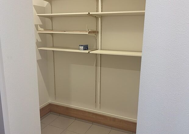 【玄関収納】玄関収納は、靴や傘、コートなどをスッキリと収納できるだけでなく、来客時に見せる顔となるため、家の顔とも言えます。収納量だけでなく、デザイン性も重視したいところです。ミラー付きの収納であれば、外出前の身だしなみチェックにも便利です。