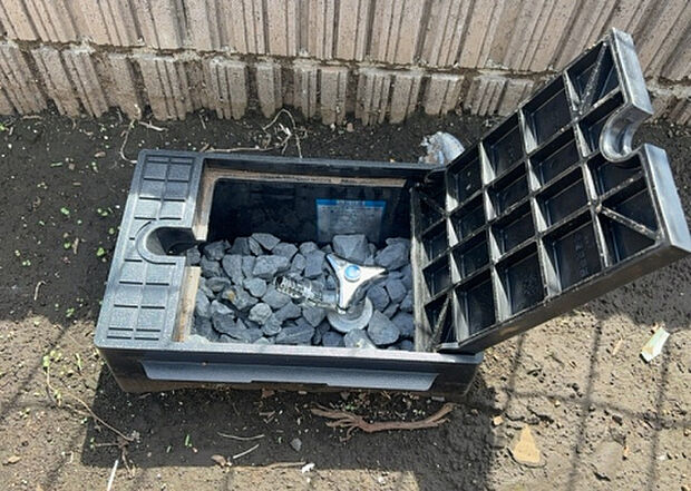 【その他設備】敷地内には、散水栓や立水栓があります。水道水を直接利用できるため、水を運ぶ手間を省くことが出来ます。大量の水を必要とする洗車作業や清掃などに役立ちます。その他設備とあわせて、現地でご確認ください。