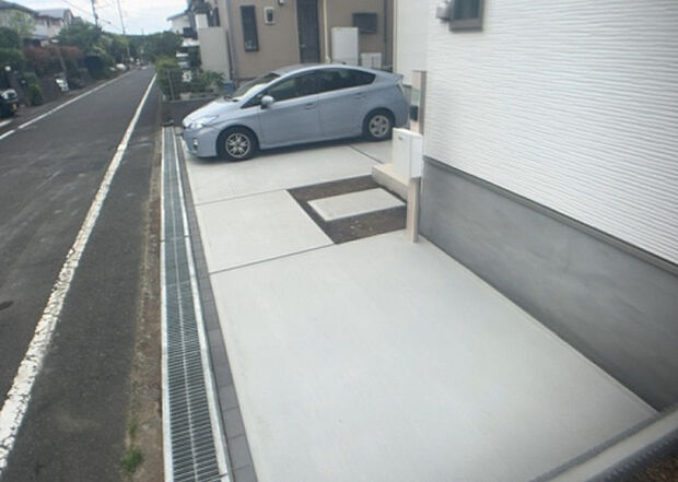 【駐車場】駐車場と明記されていても、最小スペースでつくられた駐車場だと大型車は駐車できなかったり、出入りしにくくなったりする可能性があります。お車のサイズと購入したい物件の駐車場のサイズを現地で確認しましょう。