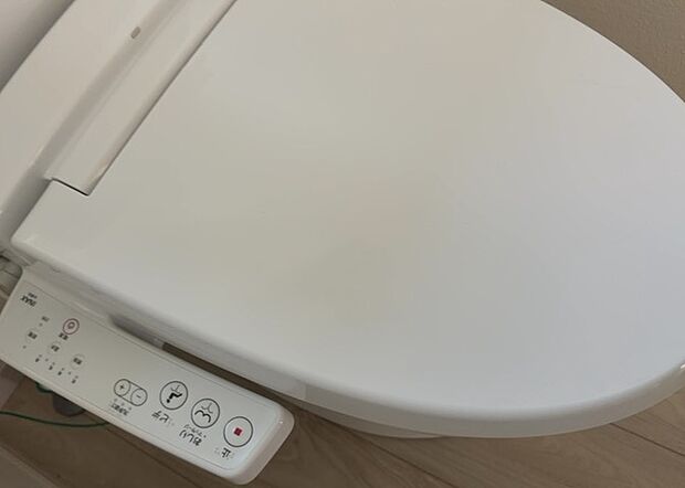 【ウォシュレット(リモコン)】ウォシュレットは、衛生面だけでなく、快適性も向上させる便利な設備です。洗浄機能の種類や水温調節機能など、様々な機能が付いたものが多くあります。リモコンも、操作が簡単で、使いやすいものを選びましょう。