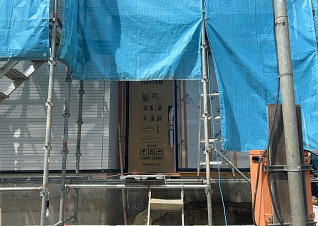【玄関_2】玄関は、狭すぎると複数人で使いにくく、広すぎても無駄な空間になりがちです。最低2畳を目安にして、家の広さとの兼ね合いや家族の人数を考慮して決めるとよいでしょう。現地を見学して快適な玄関を選びましょう!