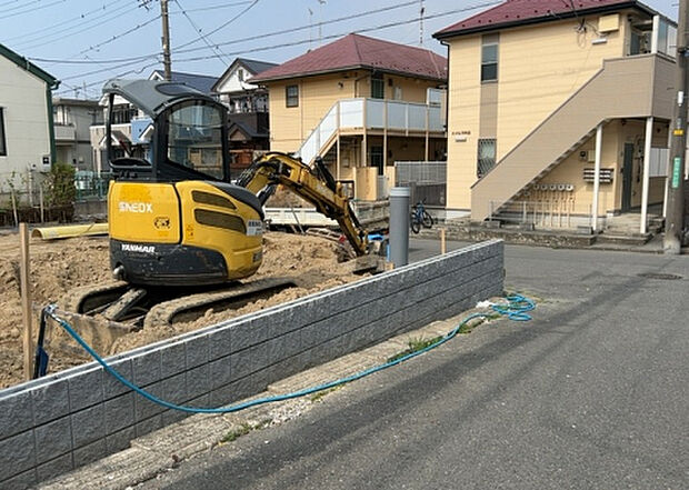【外観_3】現地に行くなら、物件の周囲の地形がどうなっているかを見ることも大切です。周辺より低くなっている土地では、大雨などで水が集まりやすいため、地盤が弱くなっているということも考えられるため、注意が必要です。